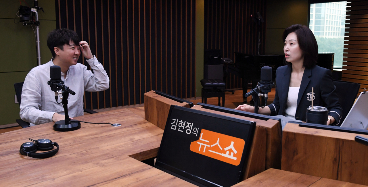 국민의힘 이준석 대표가 15일 오전 서울 양천구 CBS사옥을 방문, CBS라디오 ‘김현정의 뉴스쇼’에 출연해 앵커와 대화를 나누고 있다. [연합]
