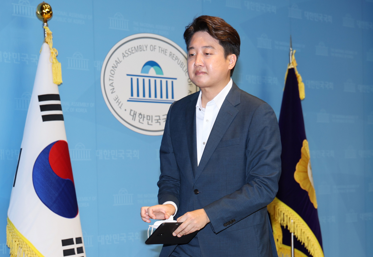 국민의힘 이준석 대표가 13일 오후 국회 소통관에서 기자회견을 열고 당 비상대책위원회 체제 전환에 대한 가처분 신청 등과 관련해 직접 입장을 밝힌 뒤 이동하고 있다. [연합]