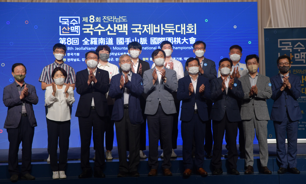 15일 폐회식 후 단체촬영 모습./한국기원 제공