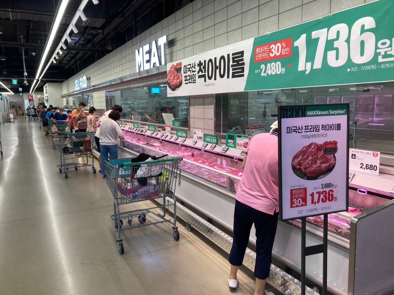 롯데마트 창고형 할인점 맥스 축산 코너 전경.[롯데마트 제공]