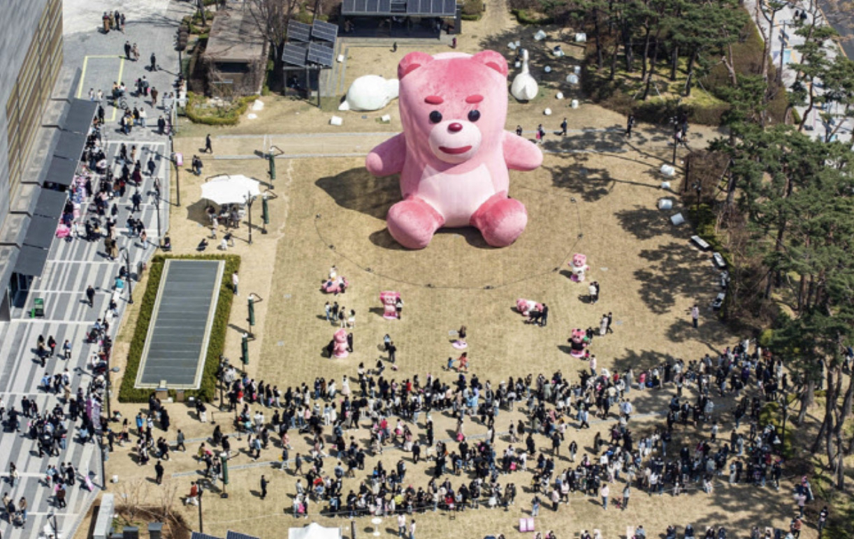 잠실롯데월드타워 메인광장에 설치된 ‘벨리곰’ [롯데홈쇼핑]