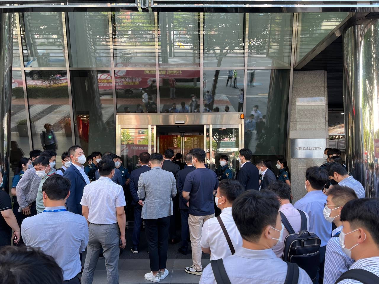 화물연대 소속 조합원 70여명이 16일 새벽 서울 청담동 하이트진로 본사를 불법 점거, 로비를 막아 본사 직원 250여명이 출근을 못하고 입구에서 대기하고 있다. [하이트진로 제공]