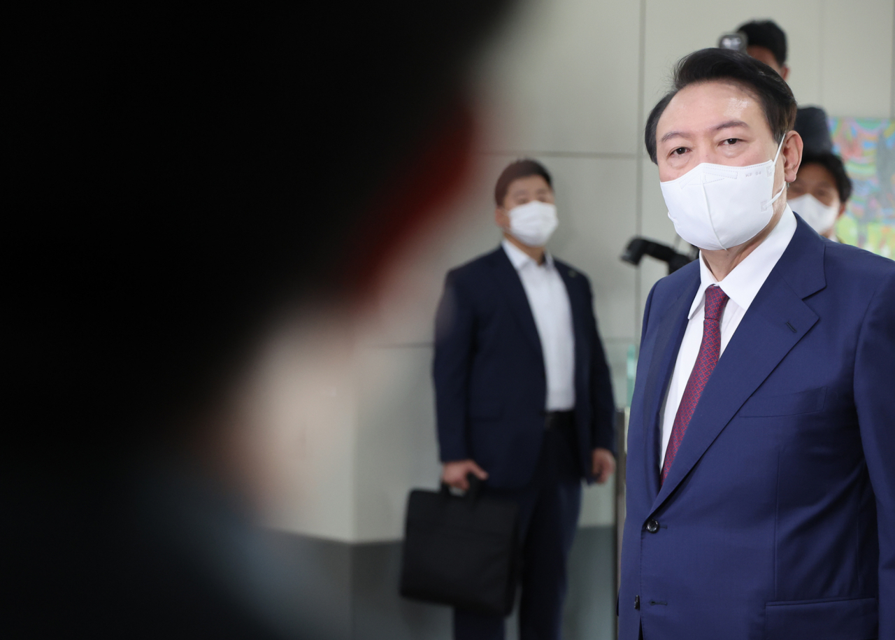 윤석열 대통령이 취임 100일 하루 앞둔 16일 오전 서울 용산 대통령실 청사로 출근하며 기자들과 질의응답을 하고 있다. [연합]