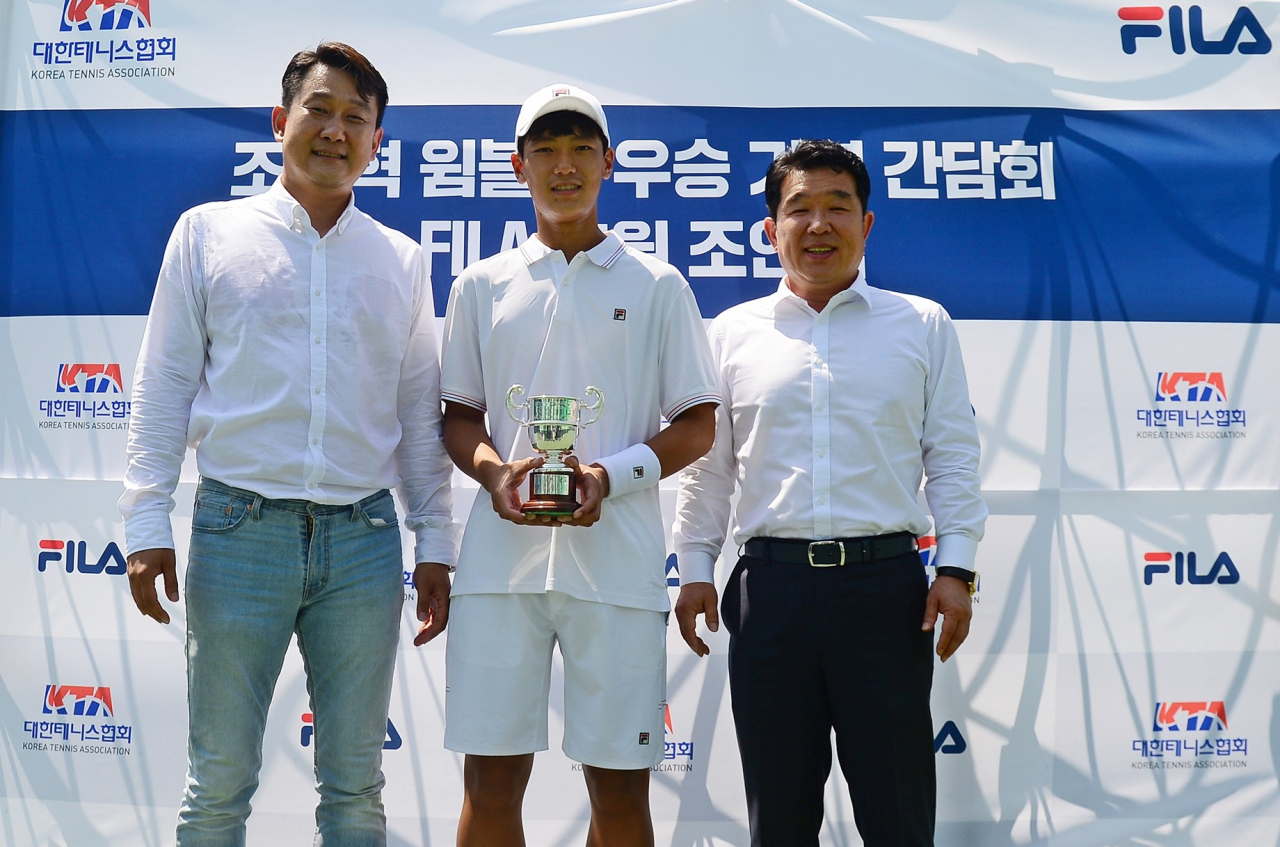 지난 12일 서울 송파구에 위치한 대한테니스협회 센터코트에서 (왼쪽부터)휠라코리아 김지헌 대표, 조세혁 선수, 대한테니스협회 정희균 회장이 협약식 체결 후 포즈를 취하고 있다. [휠라 제공]