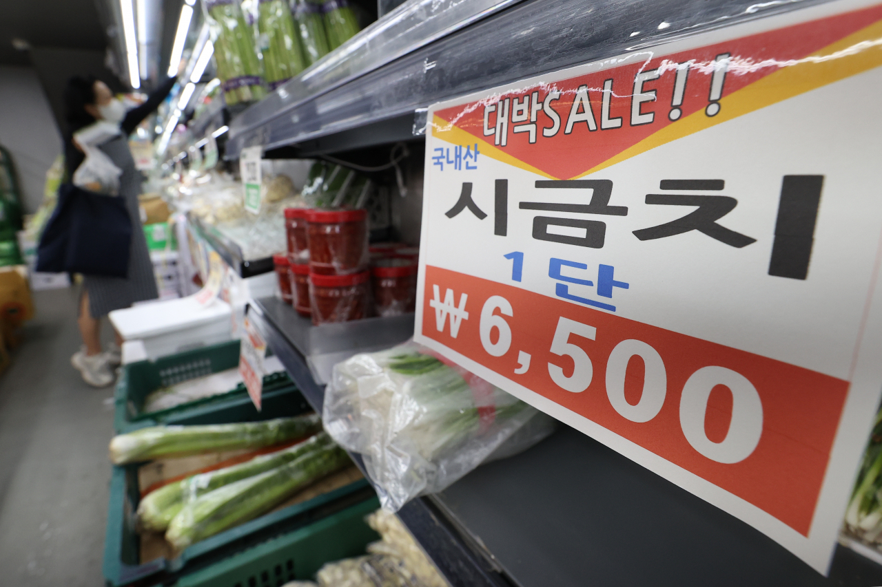경제 전문가 10인은 16일 우리나라 경제상황에 대해 당분간 인플레이션 현상이 계속되고 이후엔 저성장 국면에 들어설 수 있다고 전망했다. 물가상승세는 비교적 주춤하더라도 내년 상반기까지 저성장 늪에 빠져 있을 수 있다는 것이다. 장기 구조적으로는 저출산·고령화로 인한 잠재성장률 하락이 우려 지점으로 지목됐다. 사진은 15일 서울 시내의 한 마트. [연합]