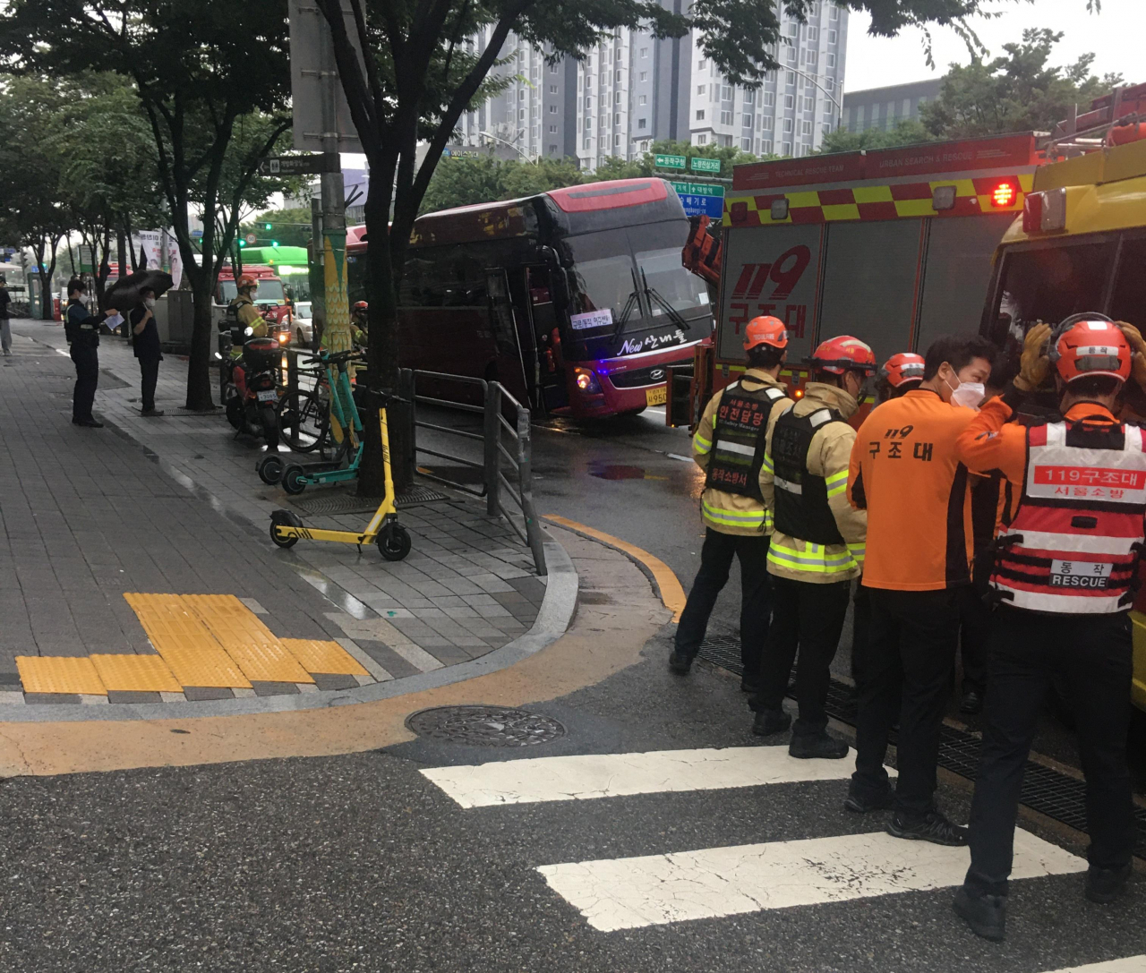 지난 11일 오전 7시6분께 서울 동작구 노량진동에서 통근버스가 지름 1ｍ가량의 포트홀(도로 파임)에 빠지는 사고를 당해 소방대원들이 출동해 있다. [연합]