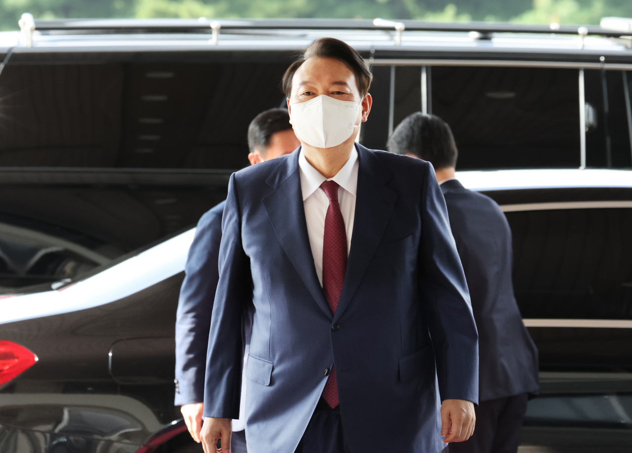 윤석열 대통령이 취임 100일 하루 앞둔 16일 오전 서울 용산 대통령실 청사로 출근하고 있다. [연합]