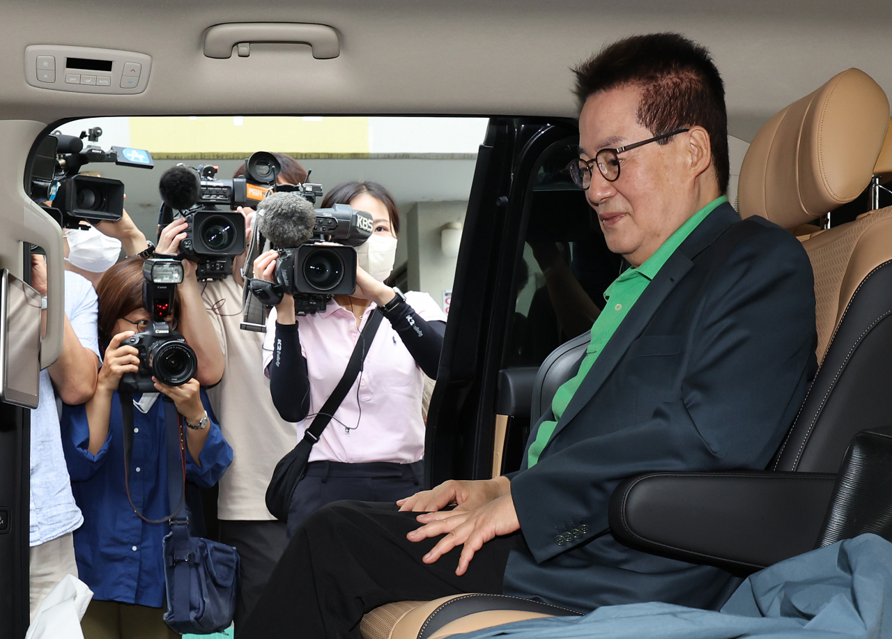 박지원 전 국가정보원장이 16일 오전 검찰의 압수수색을 마치고 여의도 자택을 나서고 있다. [연합]