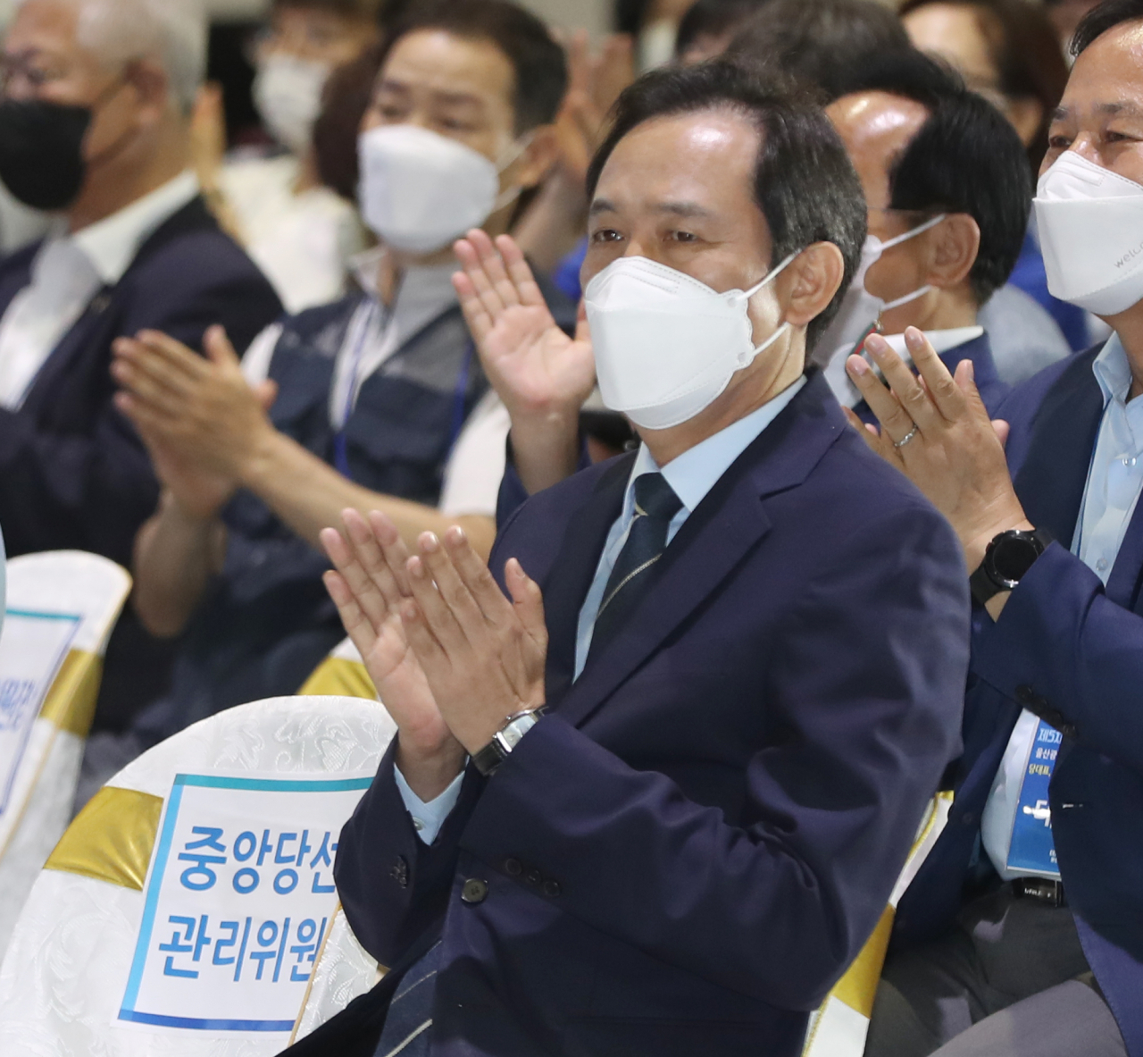 13일 오전 울산전시컨벤션센터에서 열린 더불어민주당 당 대표 및 최고위원 후보 합동연설회에서 우상호 비상대책위원장이 손뼉을 치고 있다. [연합]