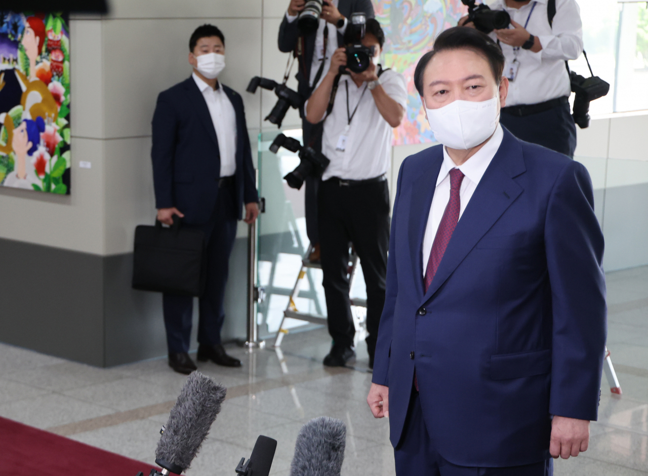 윤석열 대통령이 취임 100일 하루 앞둔 16일 오전 서울 용산 대통령실 청사로 출근하며 기자들과 질의응답을 하고 있다. [연합]
