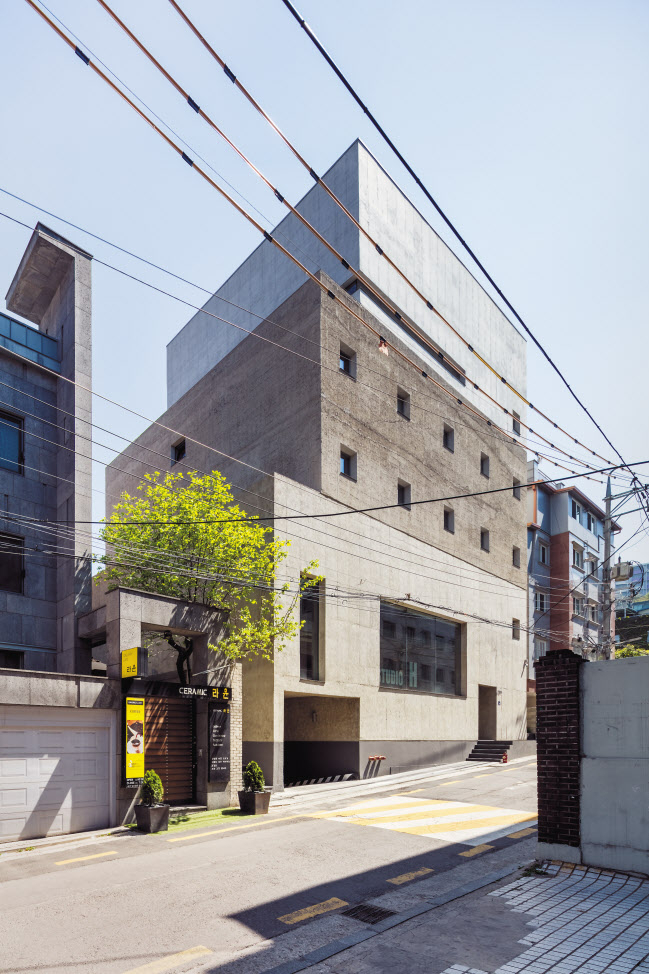 서울시 중구 신당동에 있는 청바지 도매 의류회사의 사옥. 콘크리트를 세가지 방식으로 가공해 각 매스(Mass)마다 다른 질감이 나타난다.
