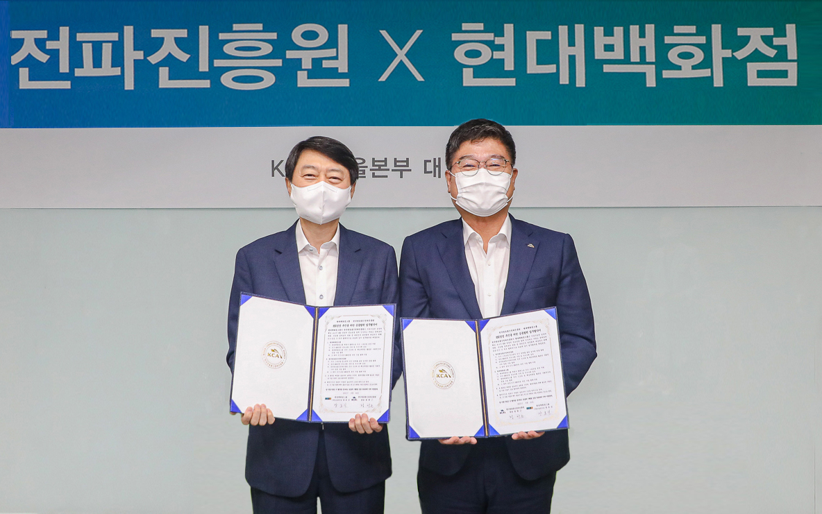 16일 오전 서울 송파구 한국방송통신전파진흥원(KCA) 서울본부에서 진행된 ESG 경영 강화를 위한 업무협약을 체결한 뒤, 장호진 현대백화점 기획조정본부 사장(왼쪽)과 정한근 KCA 원장이 기념촬영을 하고 있다.[현대백화점 제공]