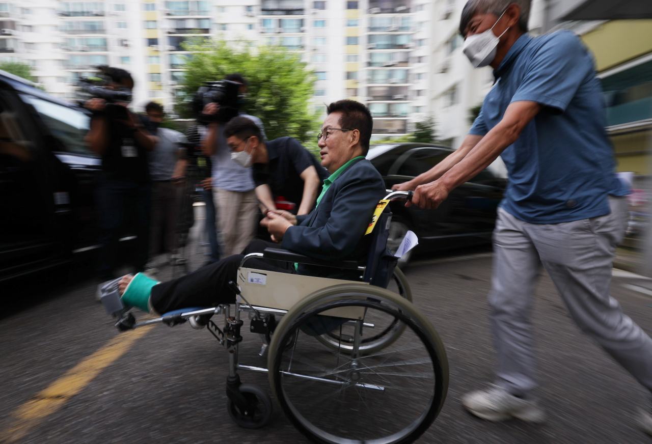 박지원 전 국가정보원장이 16일 오전 검찰의 압수수색을 마치고 여의도 자택을 나서고 있다. '서해 공무원 피격 사건' 기록 삭제·조작 의혹 등을 수사 중인 검찰은 이날 박 전 원장과 서욱 전 국방부 장관의 자택을 압수수색했다. [연합]
