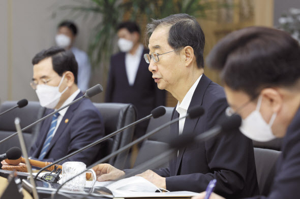 한덕수 국무총리가 16일 오전 정부세종2청사 중앙재난안전상황실에서 집중호우 대처상황 점검 회의를 주재하고 있다. [연합]