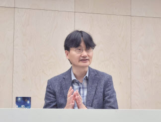 지난 11일 이태우 서울대 재료공학부 교수가 서울 관악구 서울대에서 헤럴드경제와 인터뷰를 하고 있다. 김빛나 기자