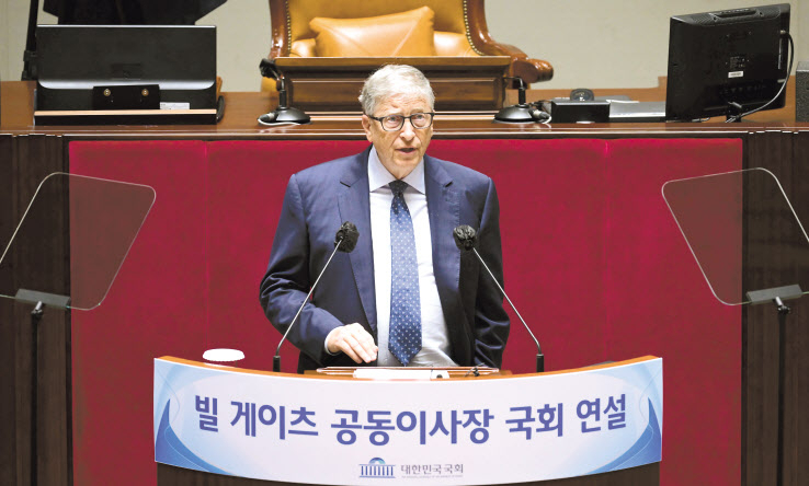 마이크로소프트 창업자인 빌 게이츠 ‘빌앤드멜린다게이츠재단’ 공동 이사장이 16일 오전 서울 여의도 국회 예결위 전체회의장에서 연설을 하고 있다. 빌 게이츠 이사장은 ‘코로나19 및 미래 감염병 대응·대비를 위한 국제공조의 중요성과 대한민국의 리더십’을 주제로 한 이날 연설에서 글로벌 다자 노력과 함께 한국의 선도적이고 핵심적인 역할을 강조했다. 빌 게이츠 이사장의 방한 및 국회 방문은 2013년 이후 9년 만이다. 이상섭 기자