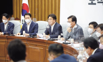 권성동 국민의힘 원내대표가 16일 오전 국회에서 열린 원내대책회의에서 발언하고 있다. 이상섭 기자