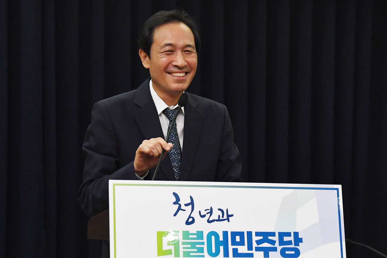 우상호 더불어민주당 비상대책위원장과 청년당원들이 지난 15일 서울 여의도 국회 의원회관에서 열린 민주당 전국청년당 주최 청년공감 청년소통 열린간담회에서 인사말을 하고 있다. [국회사진기자단]