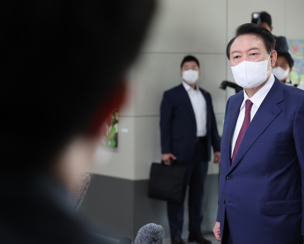 윤석열 대통령이 취임 100일 하루 앞둔 16일 오전 서울 용산 대통령실 청사로 출근, 기자들과 질의응답을 하고 있다. [연합]
