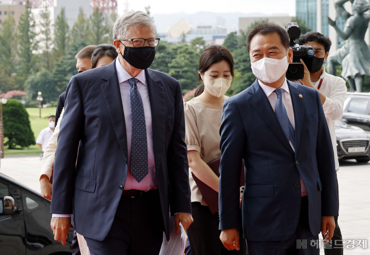 빌 게이츠 빌 앤드 멀린다 게이츠 재단 공동이사장이 16일 서울 여의도 국회의사당에 도착해 본회의장으로 들어가고있다. 이상섭 기자