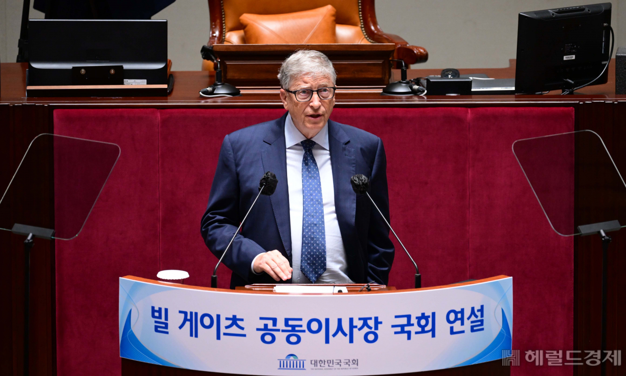 마이크로소프트 창업자인 빌 게이츠 '빌 앤 멜린다 게이츠 재단' 공동 이사장이 16일 오전 서울 여의도 국회 예결위 전체회의장에서 연설을 하고 있다. 이상섭 기자