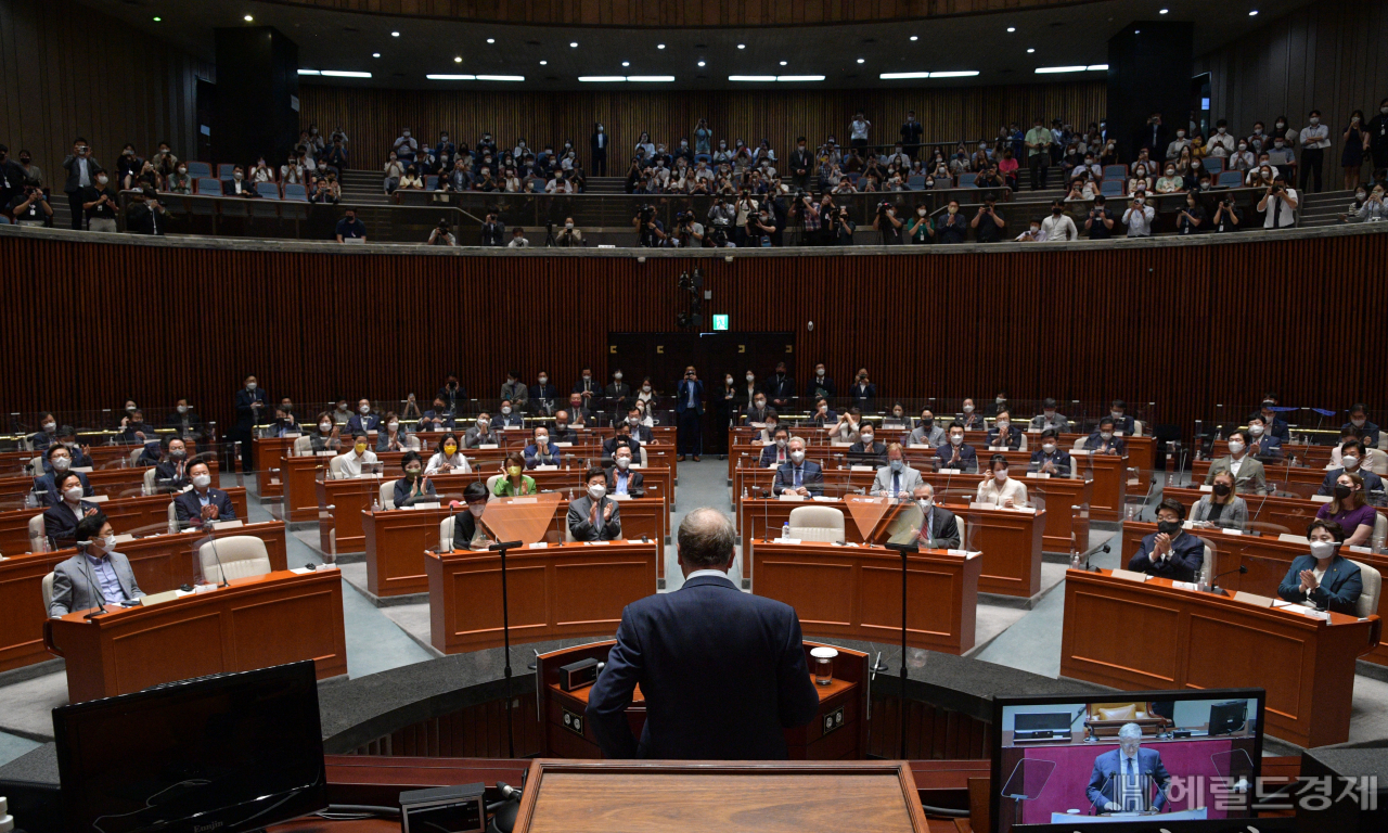 빌 게이츠 빌 앤 멜린다 게이츠 재단 공동 이사장이 16일 오전 서울 여의도 국회에서 '코로나19 및 미래 감영병 대응·대비를 위한 국제공조의 중요성과 대한민국의 리더십'을 주제로 한 연설에 나서고 있다. 이상섭 기자