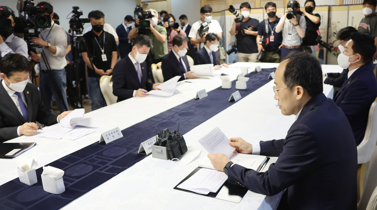 추경호 경제부총리 겸 기재부 장관이 16일 오전 정부서울청사에서 원희룡 국토교통부 장관 등이 참석해 열린 부동산 관계장관회의를 주재하며 발언하고 있다. [연합]