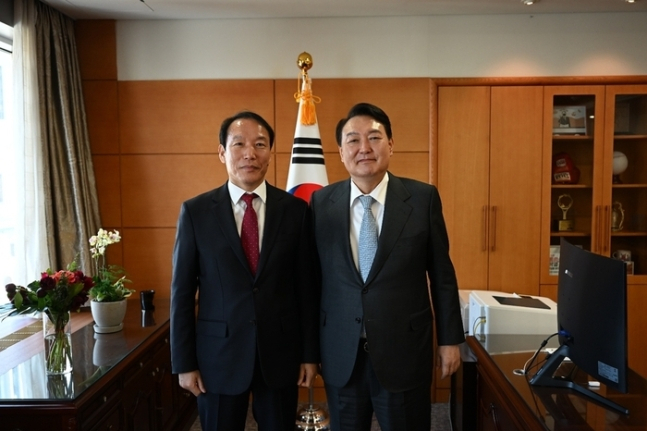 주기환 전 광주시장 후보(왼쪽)가 윤석열 대통령과 기념 사진을 찍고 있다. [주기환 전 후보측]