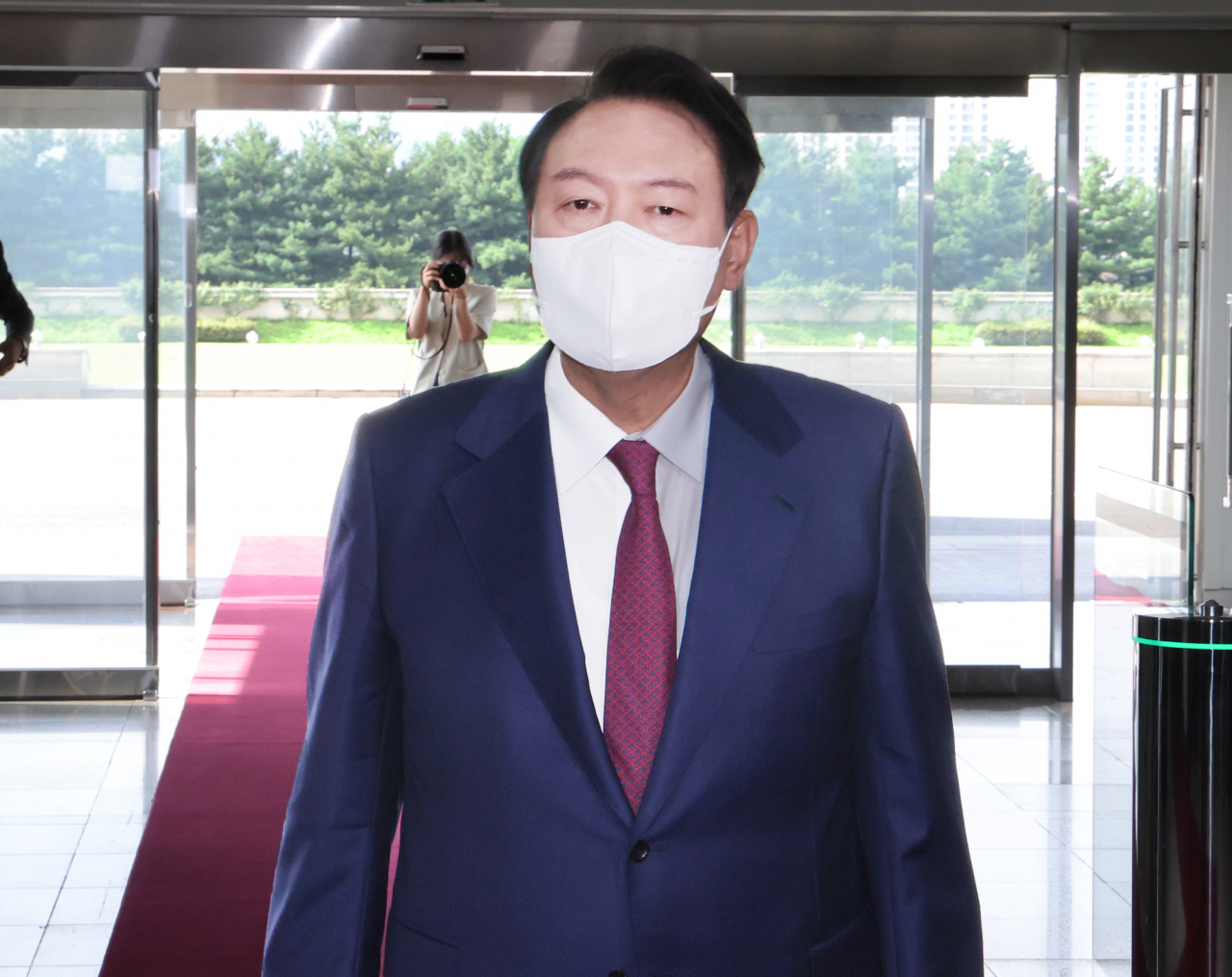 윤석열 대통령이 취임 100일 하루 앞둔 16일 오전 서울 용산 대통령실 청사로 출근, 기자들과 질의응답을 하고 있다. [연합]