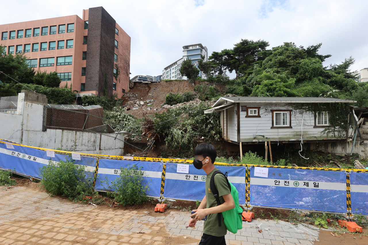지난 10일 오후 폭우로 토사가 무너져 내린 서울 동작구 경문고등학교 측면에 출입 통제 바리케이드가 세워져 있다. 동작구는 중부지방에 큰 비가 내린 지난 이틀 간 서울시 자치구 중 가장 많은 524.5mm에 달하는 누적 강우량을 기록했다. [연합]