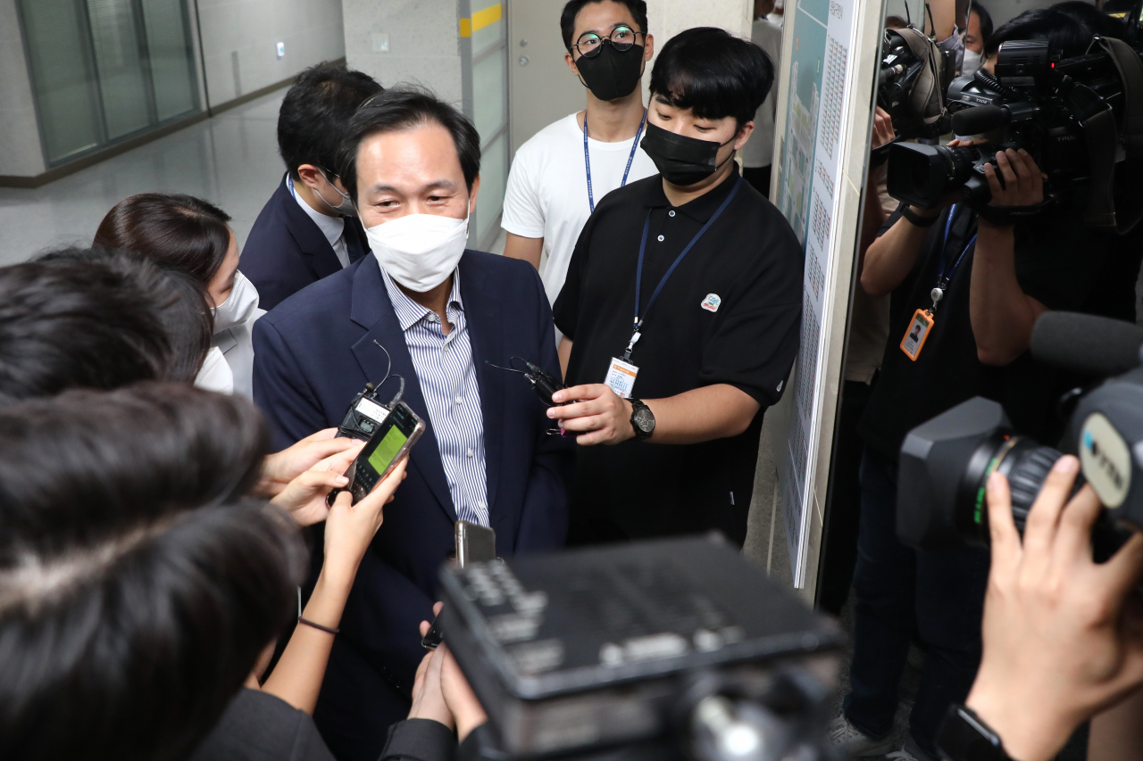 더불어민주당 우상호 비상대책위원장이 16일 오후 국회 의원회관에서 전당대회 준비위원회가 '당헌 80조' 개정 방안을 의결한 것과 관련한 취재진들의 질문에 답하고 있다. [연합]