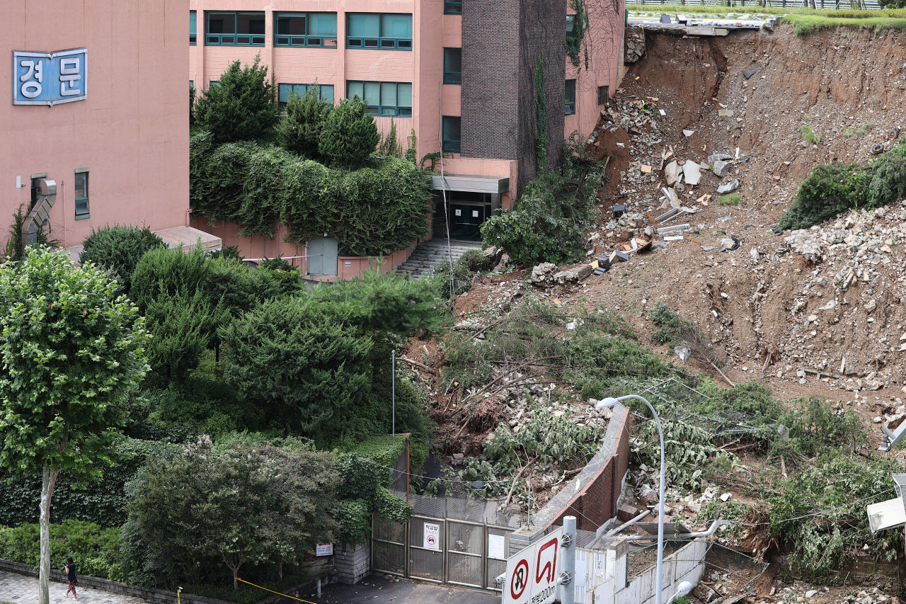 10일 오후 서울 동작구 경문고등학교 측면이 폭우로 인한 산사태로 무너져 있다. 동작구는 중부지방에 큰 비가 내린 지난 이틀 간 서울시 자치구 중 가장 많은 524.5mm에 달하는 누적 강우량을 기록했다. [연합]