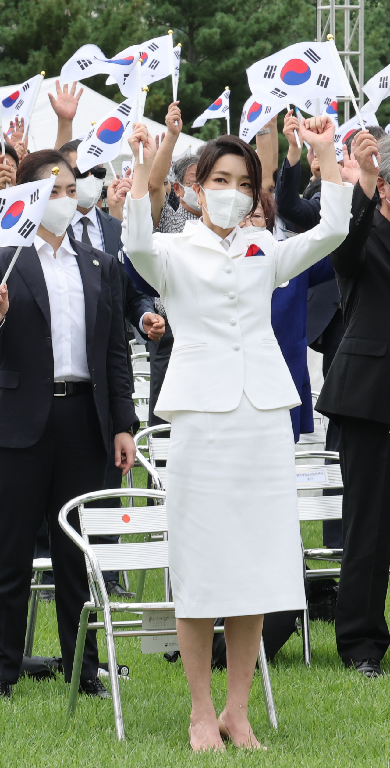 김건희 여사가 15일 서울 용산 대통령실 청사 잔디마당에서 열린 제77주년 광복절 경축식에서 만세삼창을 하고 있다. [연합]