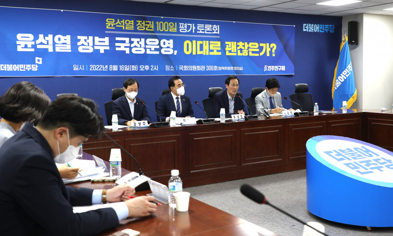 더불어민주당 우상호 비상대책위원장이 16일 서울 여의도 국회 의원회관에서 열린 '윤석열 정권 100일 평가 토론회'에서 인사말을 하고 있다. 이상섭 기자