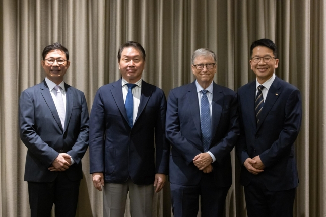 빌게이츠(오른쪽 두번째) 빌앤드멀린다게이츠재단 공동 이사장과 최태원(왼쪽 두번째) SK그룹 회장, 최창원(오른쪽 끝) SK디스커버리 부회장, 안재용(왼쪽 끝) SK바이오사이언스 사장이 16일 서울 여의도에서 회동을 가졌다. [SK바이오사이언스 제공]