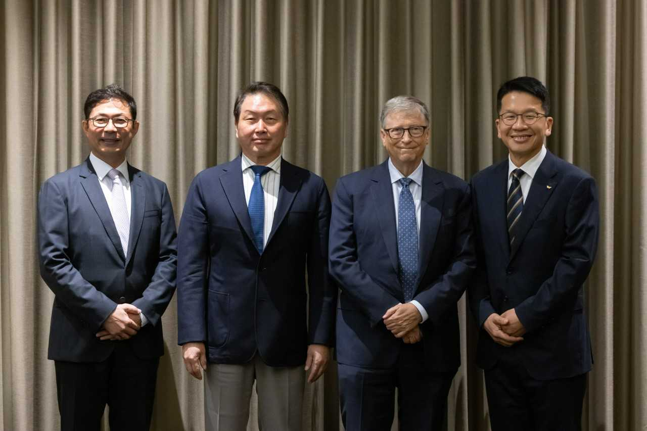 빌앤멜린다게이츠재단(이하 게이츠재단)의 빌 게이츠 공동 이사장(오른쪽 두번째)과 SK그룹 최태원 회장(오른쪽 세번째), SK디스커버리 최창원 부회장(오른쪽), SK바이오사이언스 안재용 사장(왼쪽)이 16일 서울 여의도에서 만나 글로벌 공중 보건 증진 등을 위한 협력 방안을 논의했다.[SK바이오사이언스 제공]