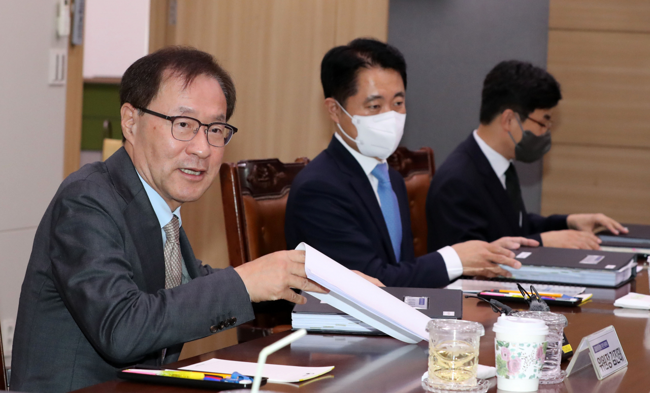 검찰총장후보추천위원회 위원장을 맡은 김진태 전 검찰총장(왼쪽)이 16일 오후 경기 과천시 법무부 청사에서 열린 검찰총장 후보 추천위원회 회의에 앞서 위원들과 이야기를 나누고 있다. [연합]