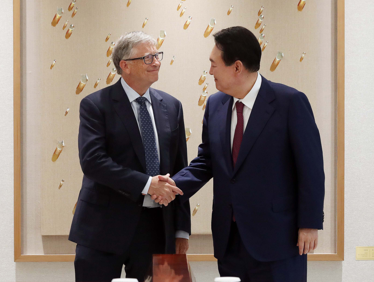 Bill Gates (left) and President Yoon Suk-yeol held a meeting Tuesday afternoon at the presidential office in Yongsan, central Seoul. (Yonhap)