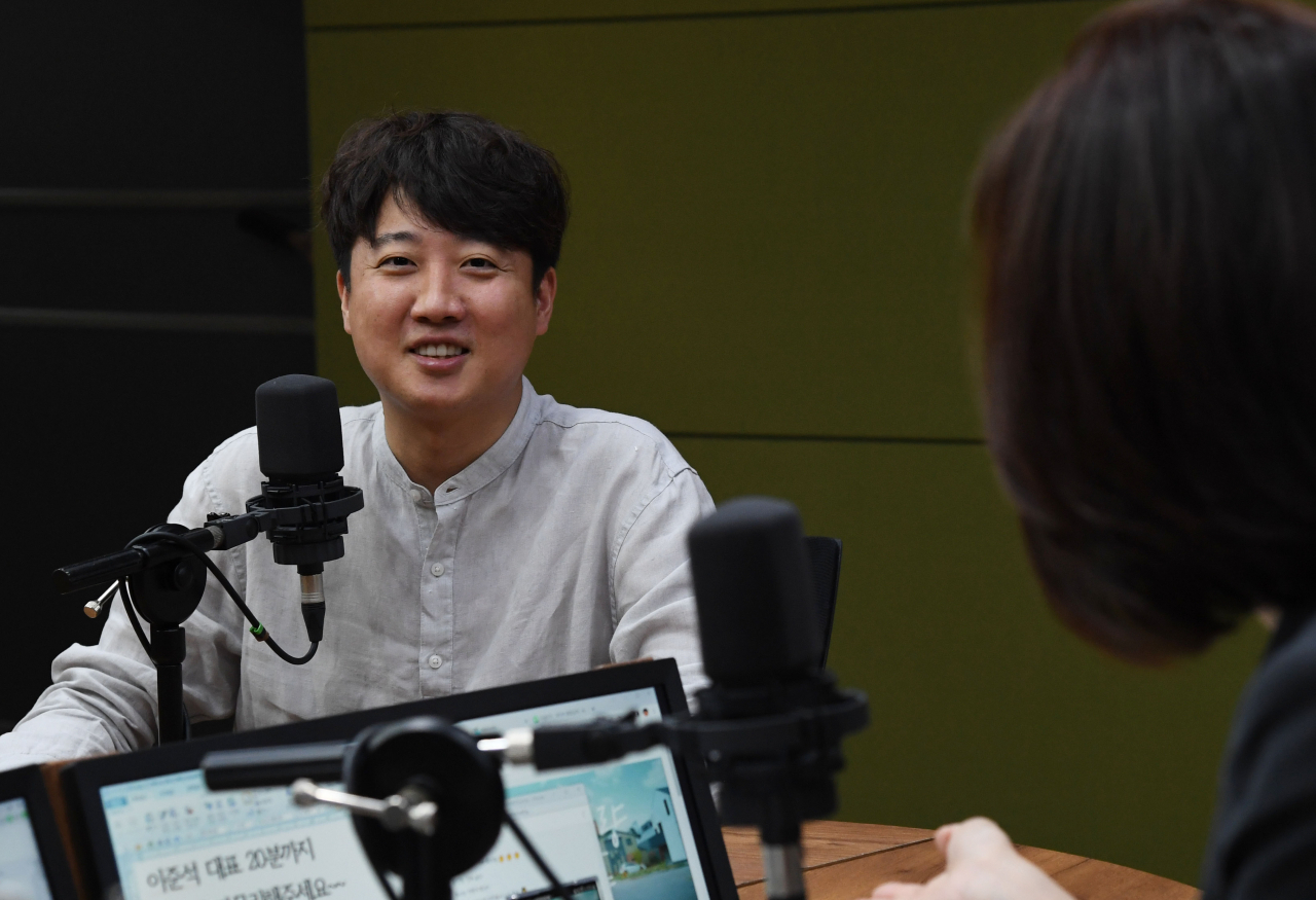 국민의힘 이준석 대표가 15일 오전 서울 양천구 CBS사옥을 방문, CBS라디오 ‘김현정의 뉴스쇼’에 출연해 앵커와 대화를 나누고 있다. [연합]