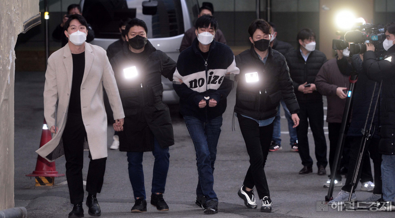 경찰의 신변보호를 받던 전 여자친구를 1년간 스토킹한 끝에 살해한 혐의를 받는 김병찬(35)이 검찰에 송치되기 위해 서울 남대문경찰서 유치장을 나서고 있다. 박해묵 기자