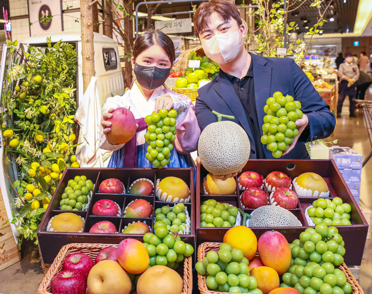 서울 강남구에 위치한 현대백화점 무역센터점에서 직원들이 애플망고, 샤인머스캣 등 다양한 이색 과일로 구성된 추석 선물세트를 소개하는 모습. [현대백화점 제공]