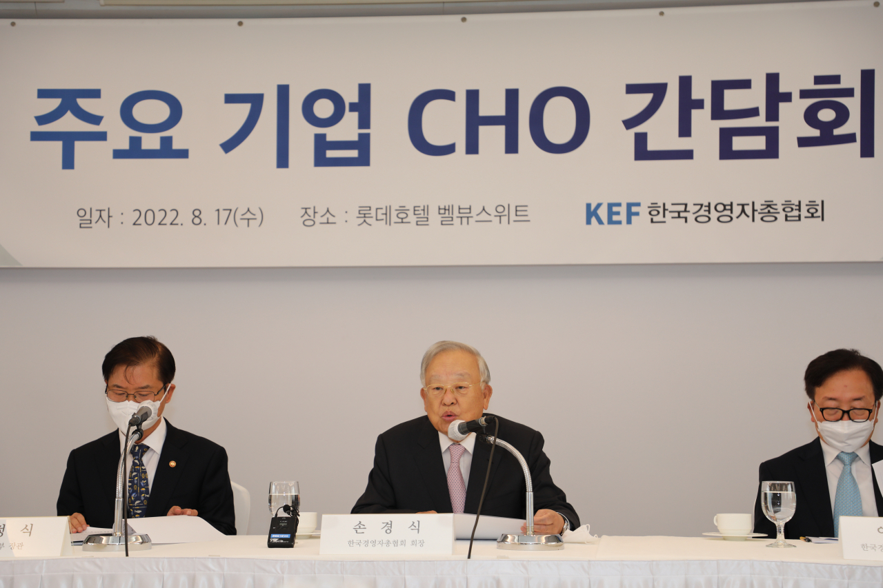 손경식(가운데) 한국경영자총협회 회장이 17일 서울 소공동 롯데호텔에서 열린 ‘주요 기업 CHO 간담회’에서 발언하고 있다. [경총 제공]