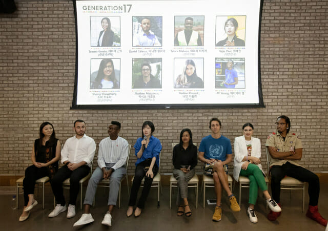 지난 11일(현지시간) 미국 뉴욕에서 진행된 간담회에서 삼성전자의 지속가능발전목표 달성 지원 프로젝트 '제너레이션17' 청년 리더들이 발언하고 있다.[삼성전자 제공]