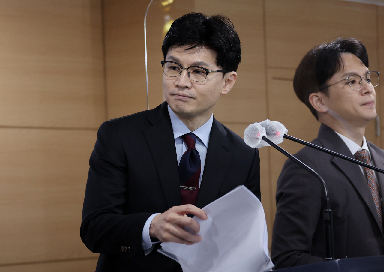 한동훈 법무부 장관이 12일 정부서울청사 브리핑실에서 윤석열 정부 첫 특별사면인 '8·15 광복절 특별사면' 대상자 발표를 마치고 자리를 떠나고 있다. [연합]