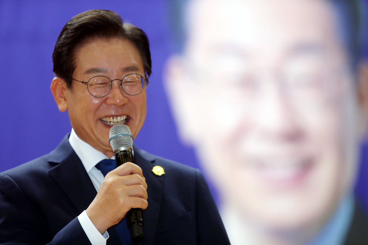 16일 전북대에서 열린 '전북사랑 토크콘서트'에서 이재명 더불어민주당 당 대표 후보가 웃으며 발언하고 있다. [연합]