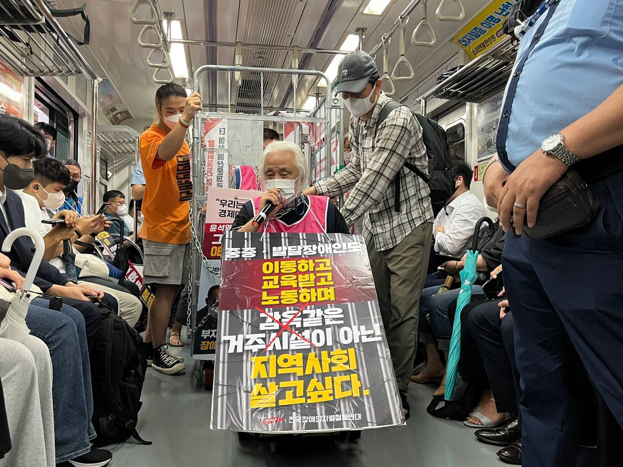 전국장애인차별철폐연대 관계자가 1일 서울 종로구 지하철 5호선 광화문역에서 장애인 이동권 및 예산 확보를 위한 시위를 하고 있다.[전장연 제공]