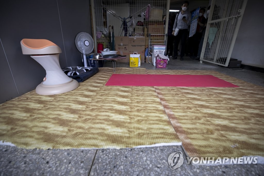 지난해 여름 서울대에 근무하던 청소 노동자가 최근 교내 휴게시설에서 숨졌다. 사진은 고인이 근무하던 925동 여학생 기숙사 내 휴게실의 모습. [연합]