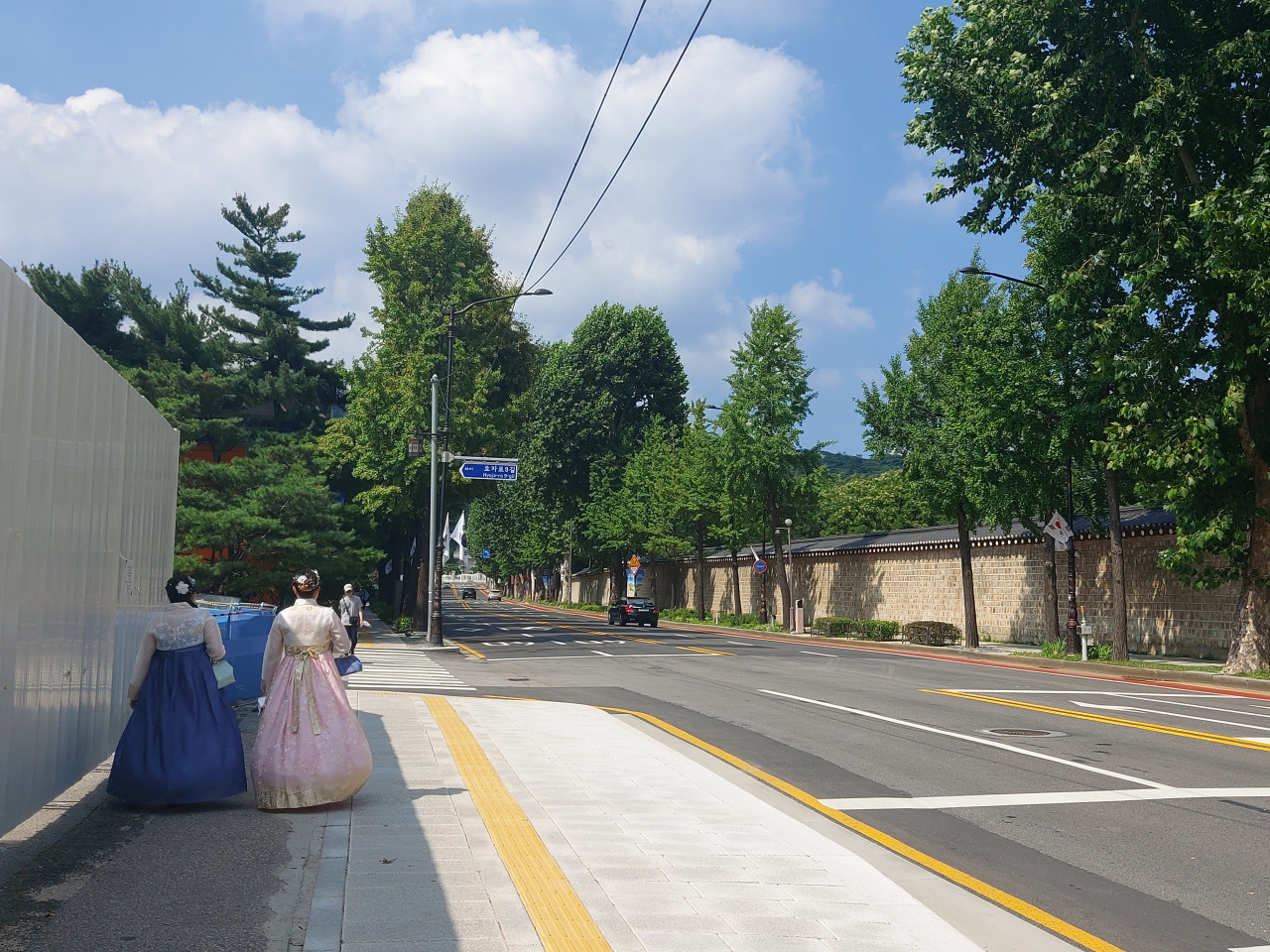 청와대 개방 100일을 앞둔 지난 16일 오후 서울 종로구 인근. 집회나 시위가 사라져 한적한 모습이다. 김희량 기자