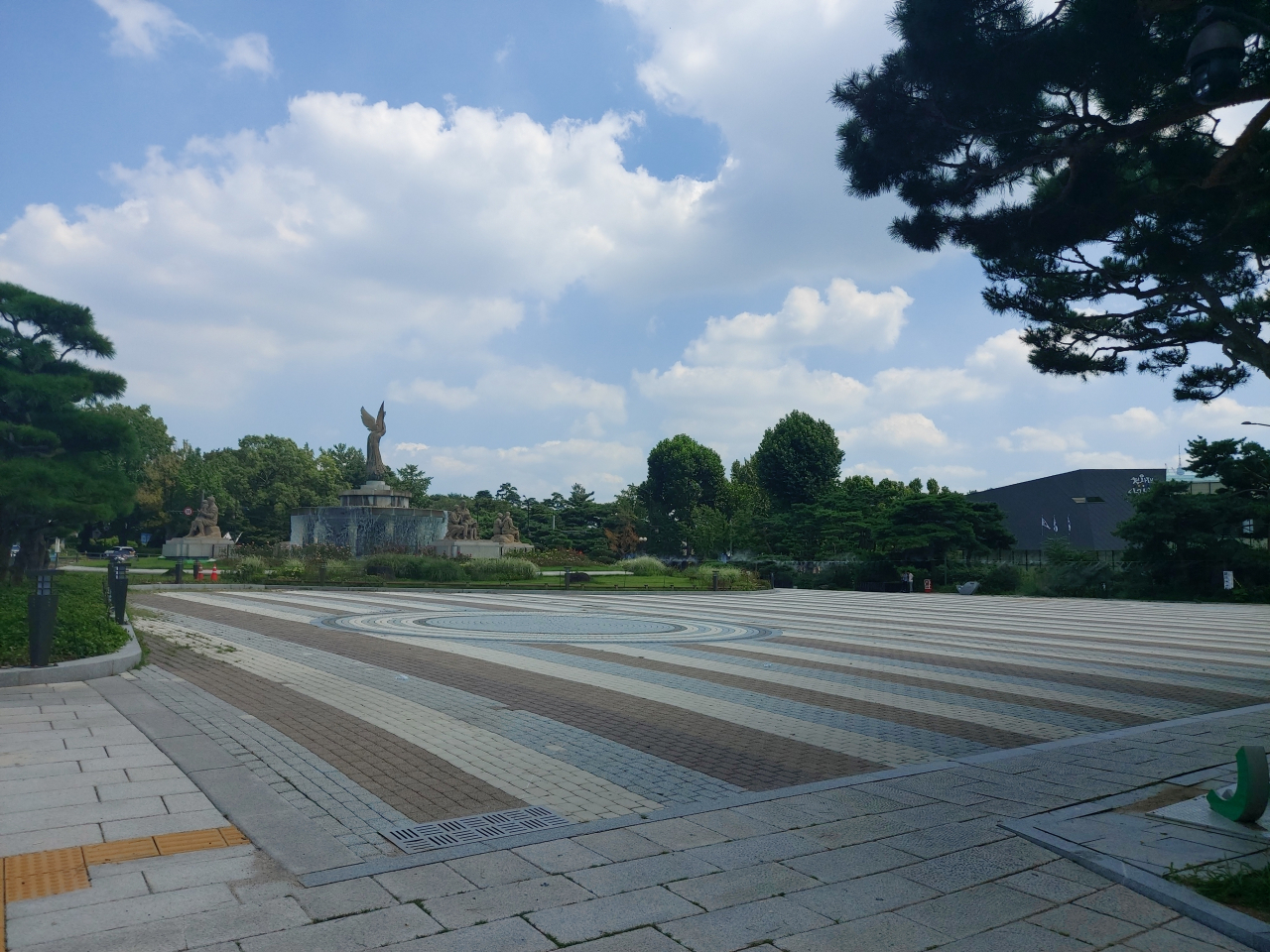 지난 16일 오후 찾은 청와대 분수광장 앞 모습. 한때 북적였던 집회 등이 모두 사라진 모습이다. 김희량 기자