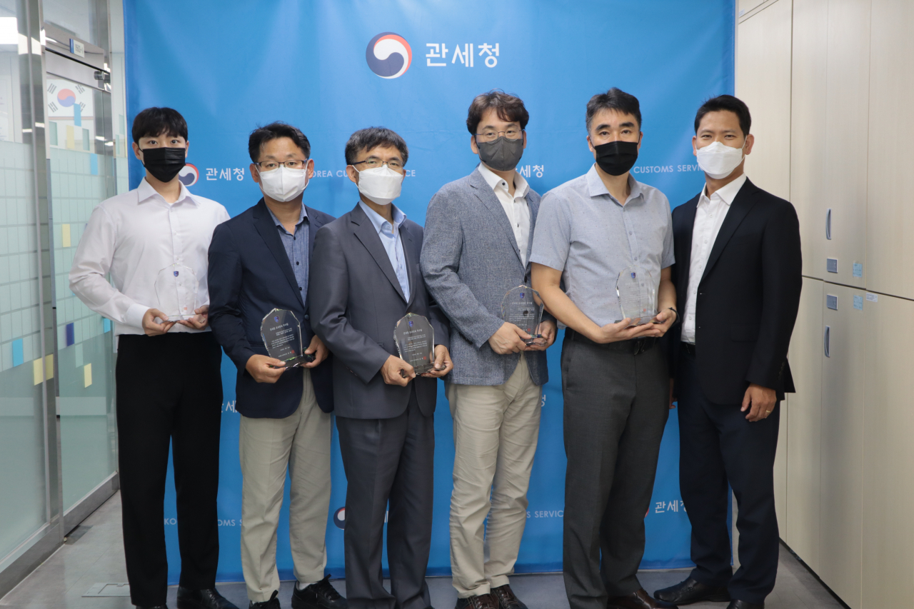 올해 상반기 관세청 우수수사팀으로 선정된 서울세관 외환조사3관 수사2팀 관계자들이 기념촬영을 하고있다.[관세청 제공]